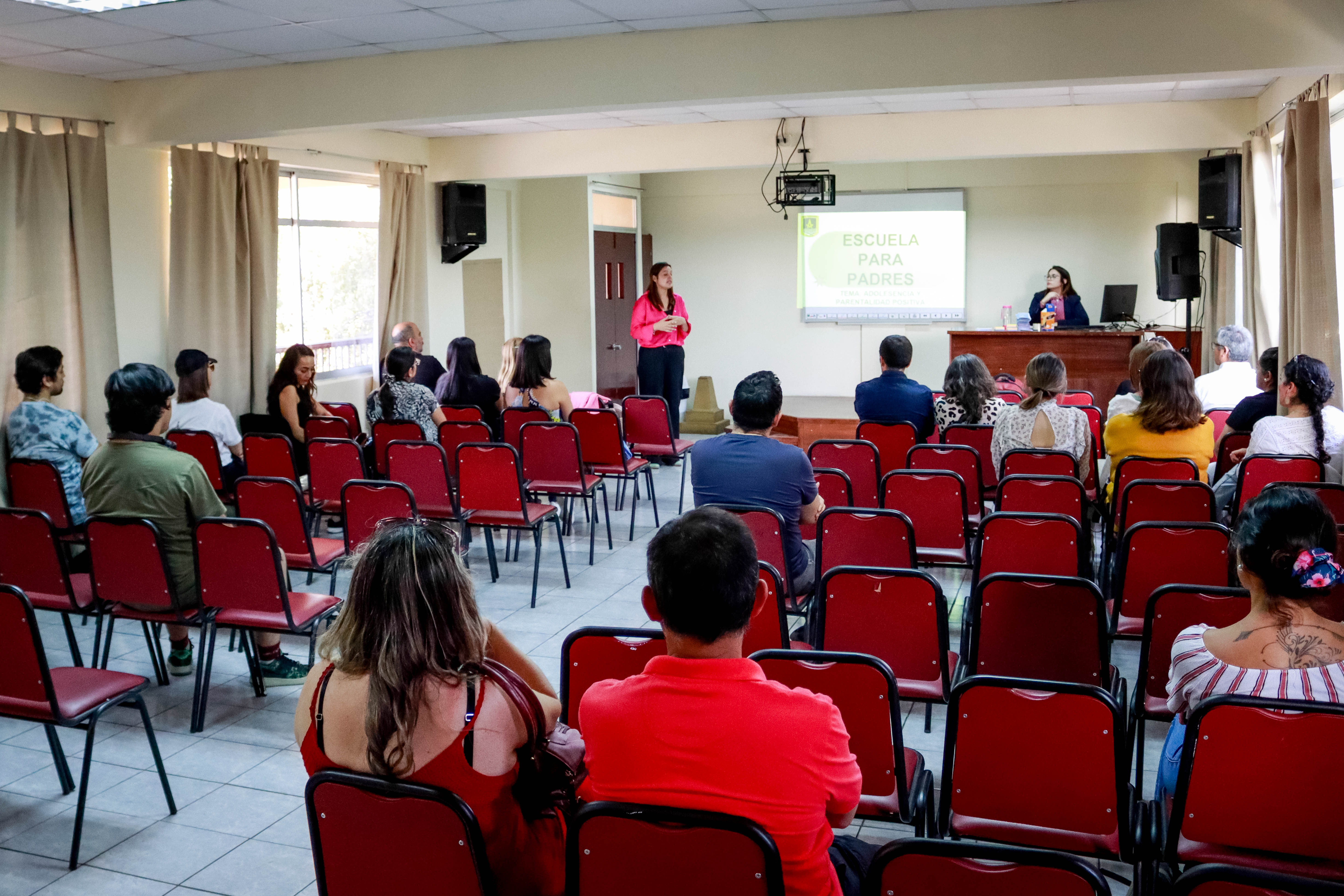 ESCUELA PARA PADRES PROFUNDIZÓ LOS CAMBIOS EN LA ADOLESCENCIA Y EXPLICÓ LA PARENTALIDAD POSITIVA