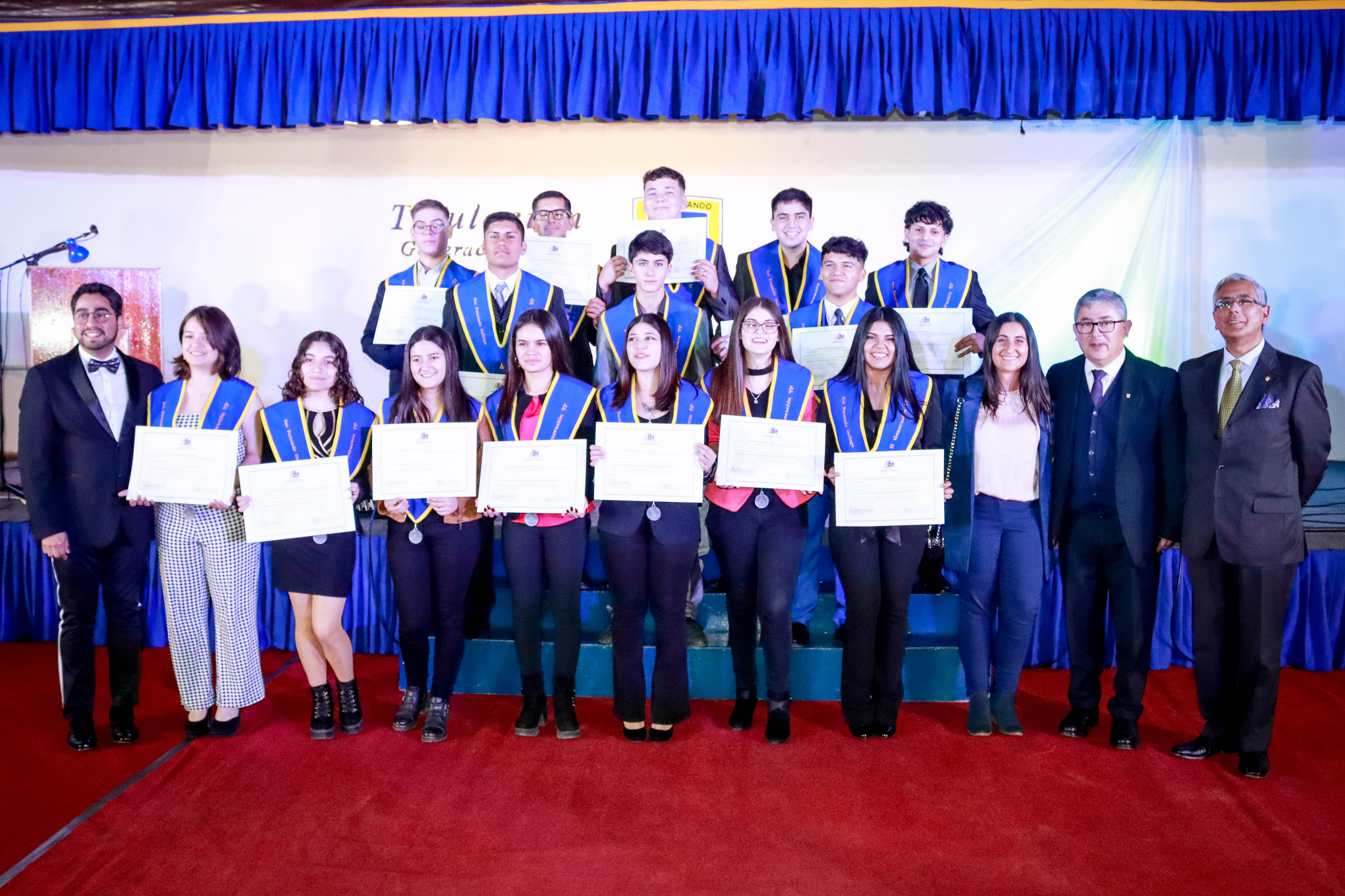 ESTUDIANTES DE LA SEDE OLEGARIO LAZO SE TITULAN EN BRILLANTE CEREMONIA